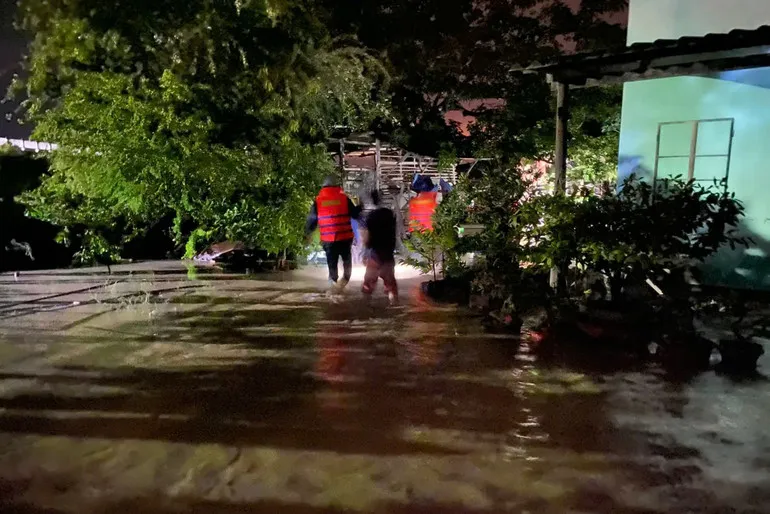 Vỡ hồ chứa ở Lâm Đồng trong đêm, 3 người bị lũ cuốn- Ảnh 1. Vỡ hồ chứa ở Lâm Đồng trong đêm, 3 người bị lũ cuốn- Ảnh 1.