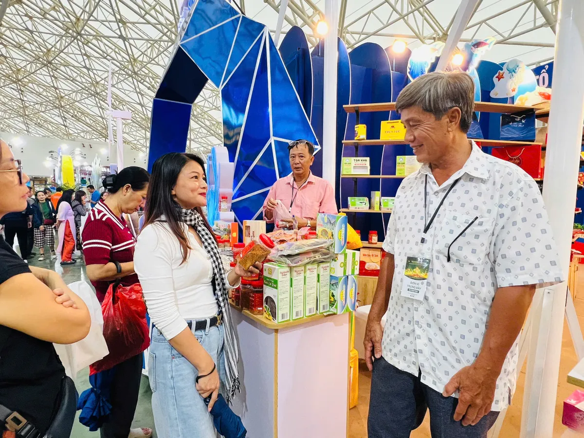 Khám phá ẩm thực ba miền tại Hội chợ mùa Thu - Ảnh 3.