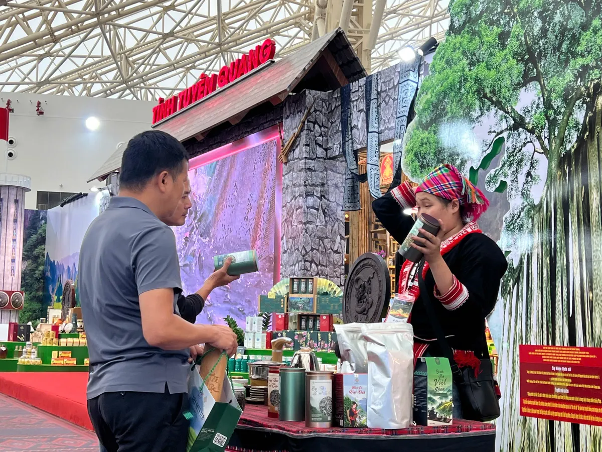 Khám phá ẩm thực ba miền tại Hội chợ mùa Thu - Ảnh 2.