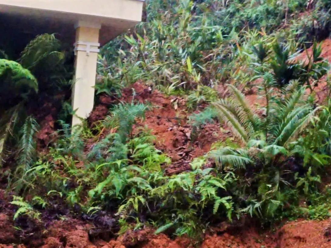 Đà Nẵng: Mưa lớn kéo dài, một trụ sở UBND xã bị nứt gãy, nguy cơ sập đổ - Ảnh 1.