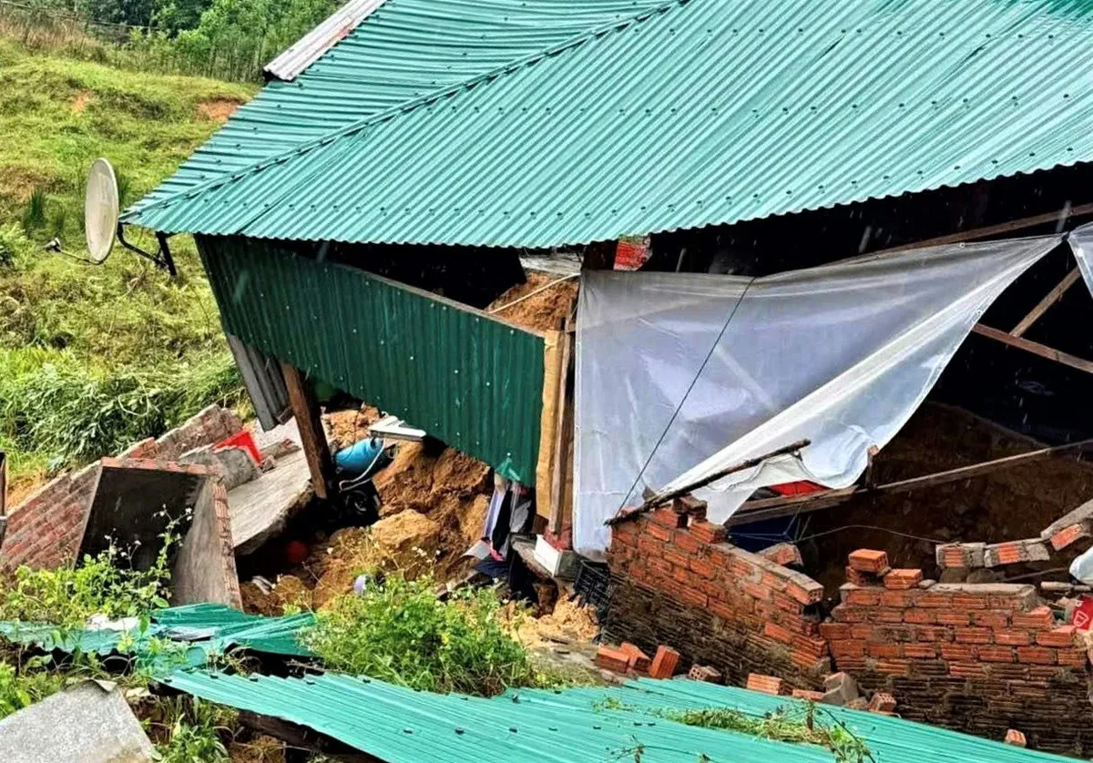 Đà Nẵng: Mưa lớn kéo dài, một trụ sở UBND xã bị nứt gãy, nguy cơ sập đổ - Ảnh 2.