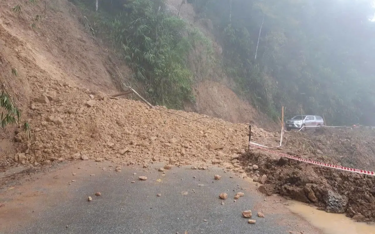 Quốc lộ 16 qua xã Huồi Tụ bị sạt lở gây ách tắc giao thông (ảnh người dân cung cấp).