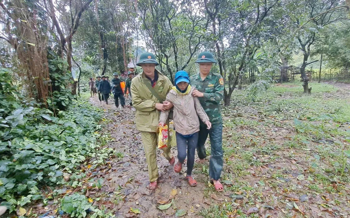 Sau nhiều giờ tìm kiếm, lực lượng chức năng đã đưa chị Một về nhà an toàn.