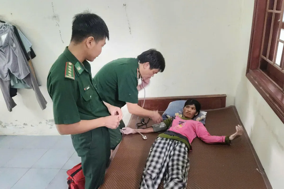 Quảng Trị: Kịp thời cứu giúp một phụ nữ bị lạc trong rừng do mưa lũ - Ảnh 1.