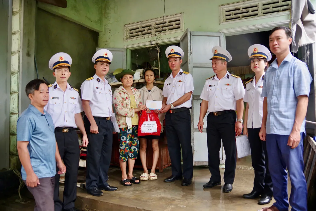 Quân chủng Hải quân hỗ trợ người dân tại Huế và Đà Nẵng khắc phục hậu quả mưa lũ - Ảnh 1.