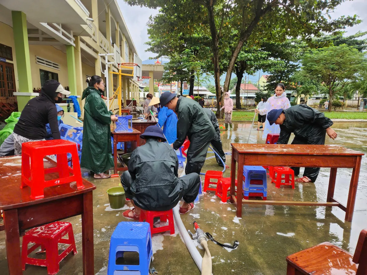 Quân chủng Hải quân hỗ trợ người dân tại Huế và Đà Nẵng khắc phục hậu quả mưa lũ - Ảnh 6.