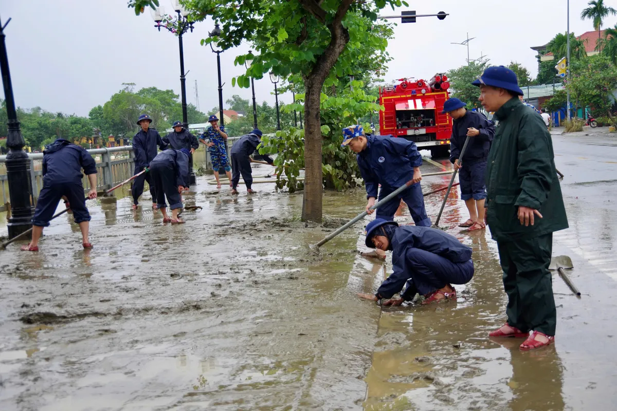 Quân chủng Hải quân hỗ trợ người dân tại Huế và Đà Nẵng khắc phục hậu quả mưa lũ - Ảnh 11.