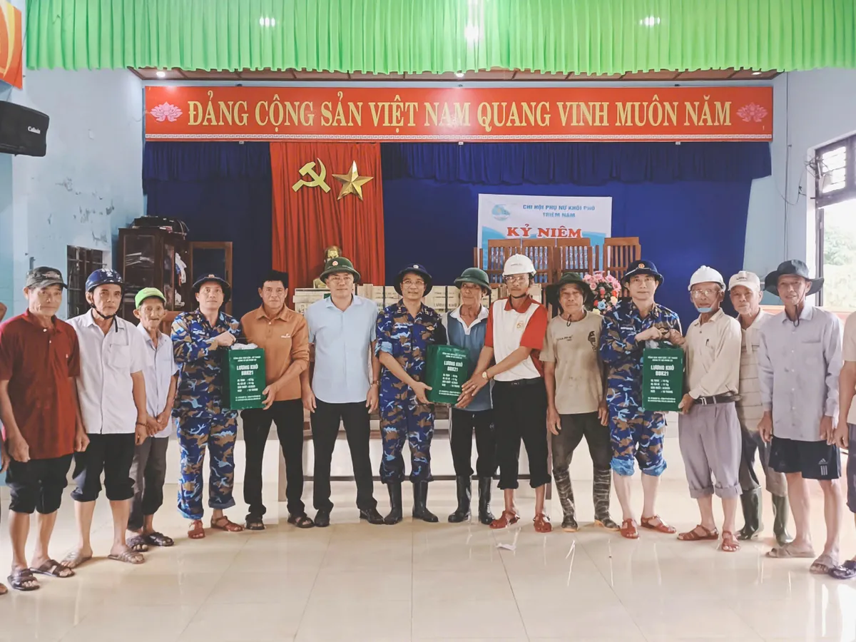 Quân chủng Hải quân hỗ trợ người dân tại Huế và Đà Nẵng khắc phục hậu quả mưa lũ - Ảnh 2.