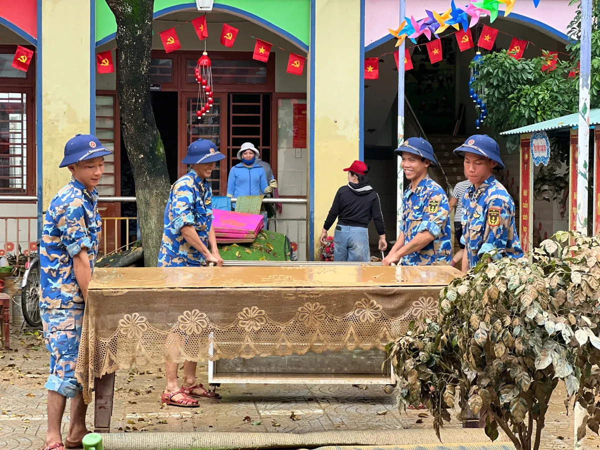 Quân chủng Hải quân hỗ trợ người dân tại Huế và Đà Nẵng khắc phục hậu quả mưa lũ - Ảnh 12.