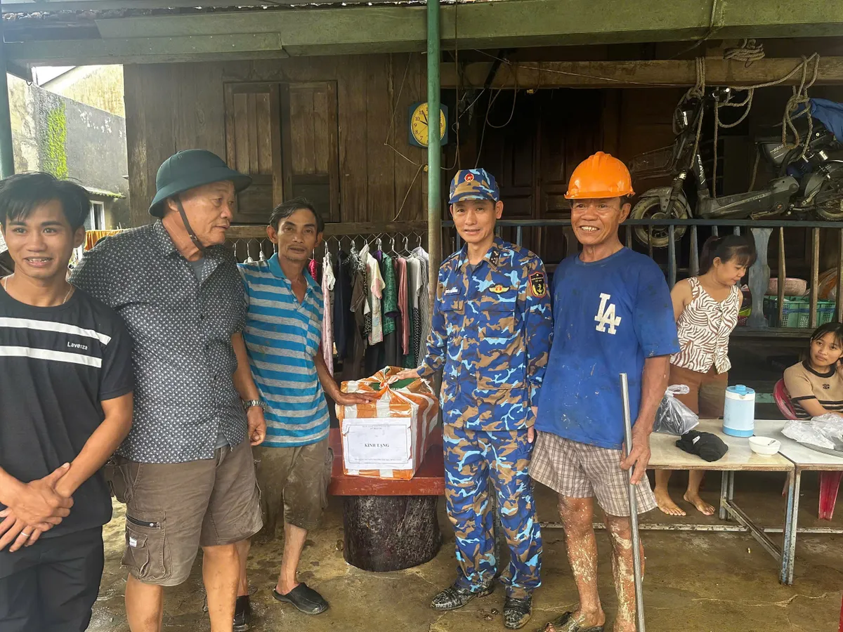Quân chủng Hải quân hỗ trợ người dân tại Huế và Đà Nẵng khắc phục hậu quả mưa lũ - Ảnh 3.