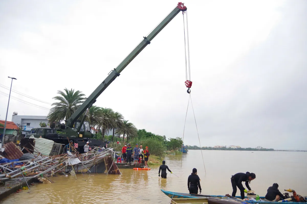 Quân chủng Hải quân hỗ trợ người dân tại Huế và Đà Nẵng khắc phục hậu quả mưa lũ - Ảnh 5.