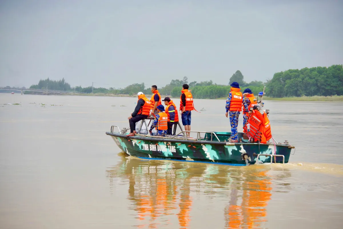 Quân chủng Hải quân hỗ trợ người dân tại Huế và Đà Nẵng khắc phục hậu quả mưa lũ - Ảnh 7.