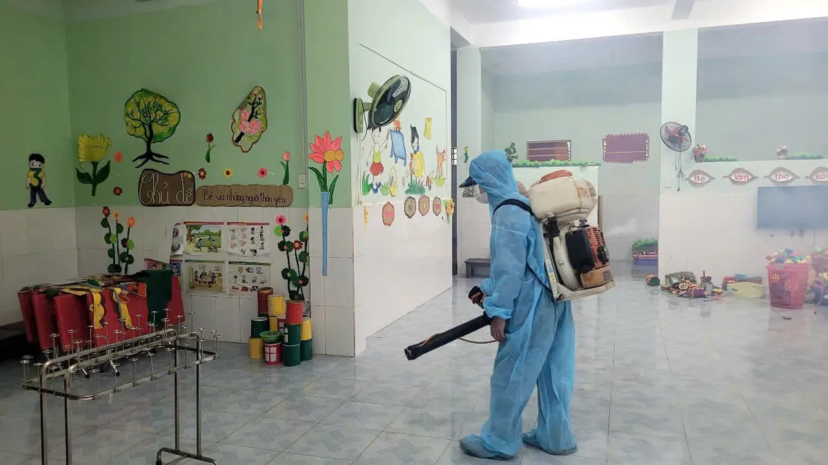 Quân chủng Hải quân hỗ trợ người dân tại Huế và Đà Nẵng khắc phục hậu quả mưa lũ - Ảnh 9.