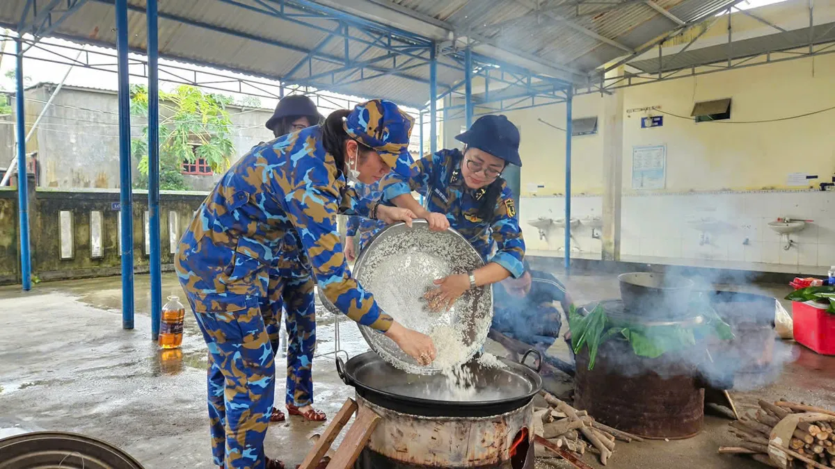 Quân chủng Hải quân hỗ trợ người dân tại Huế và Đà Nẵng khắc phục hậu quả mưa lũ - Ảnh 8.