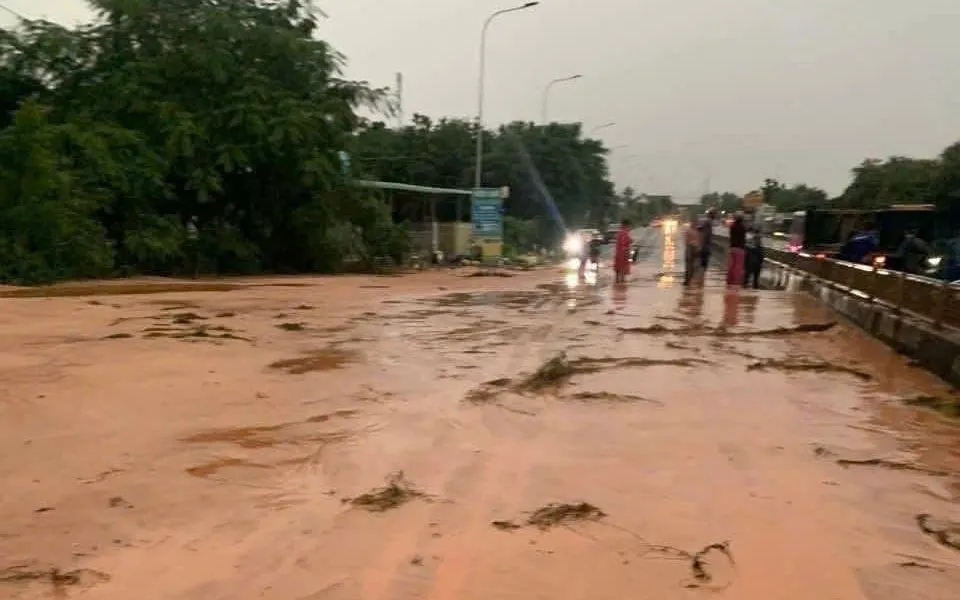 Quốc lộ 1 tê liệt do cát đỏ tràn lấp.