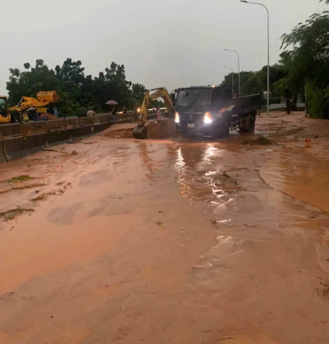 Lâm Đồng: Quốc lộ 1 tê liệt do cát đỏ tràn lấp.Cao tốc Vĩnh Hảo - Phan Thiết tiếp tục sạt lở - Ảnh 2.