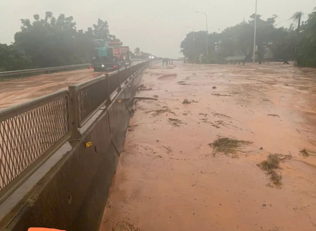 Lâm Đồng: Quốc lộ 1 tê liệt do cát đỏ tràn lấp.Cao tốc Vĩnh Hảo - Phan Thiết tiếp tục sạt lở - Ảnh 1.