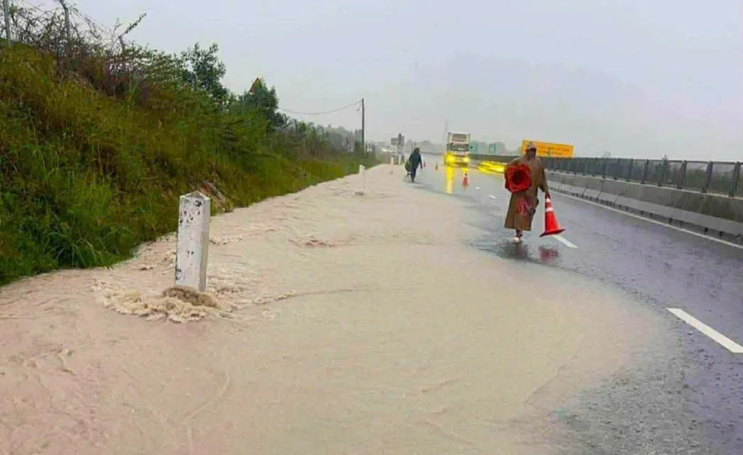 Lâm Đồng: Quốc lộ 1 tê liệt do cát đỏ tràn lấp.Cao tốc Vĩnh Hảo - Phan Thiết tiếp tục sạt lở - Ảnh 3.