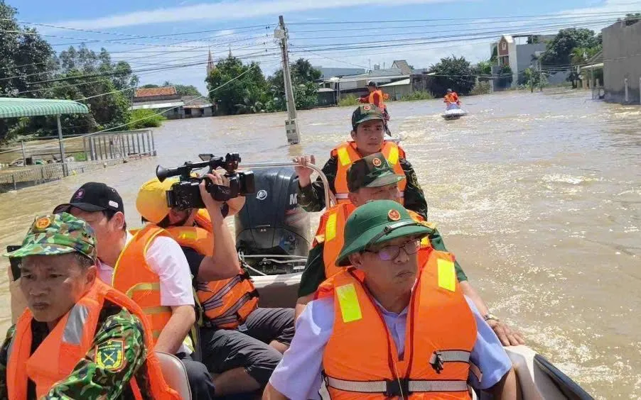 Ông Nguyễn Minh, Phó chủ tịch UBND tỉnh Lâm Đồng trực tiếp kiểm tra, chỉ đạo công tác khắc phục hậu quả do mưa lũ.