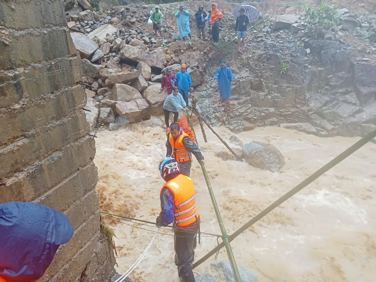 Đà Nẵng: Kịp thời cứu hộ nữ giáo viên mang thai sắp sinh đi qua vùng mưa lũ, sạt lở an toàn - Ảnh 2.