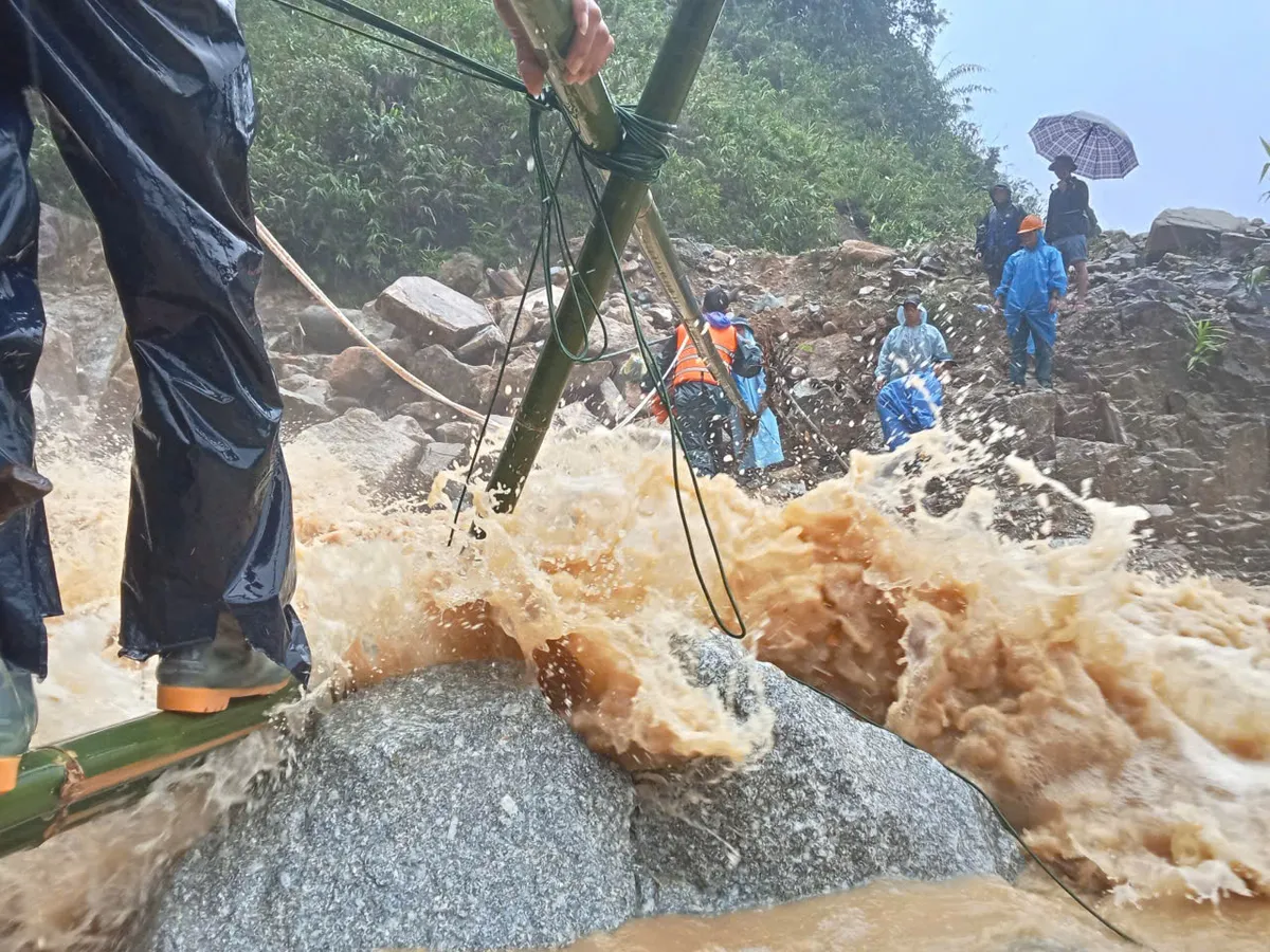 Đà Nẵng: Kịp thời cứu hộ nữ giáo viên mang thai sắp sinh đi qua vùng mưa lũ, sạt lở an toàn - Ảnh 1.
