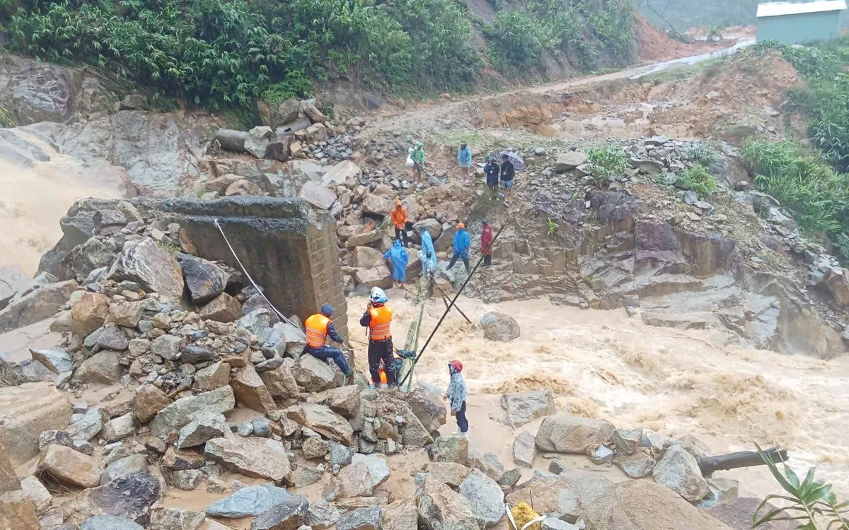 Kịp thời cứu hộ nữ giáo viên mang thai sắp sinh đi qua vùng mưa lũ, sạt lở an toàn