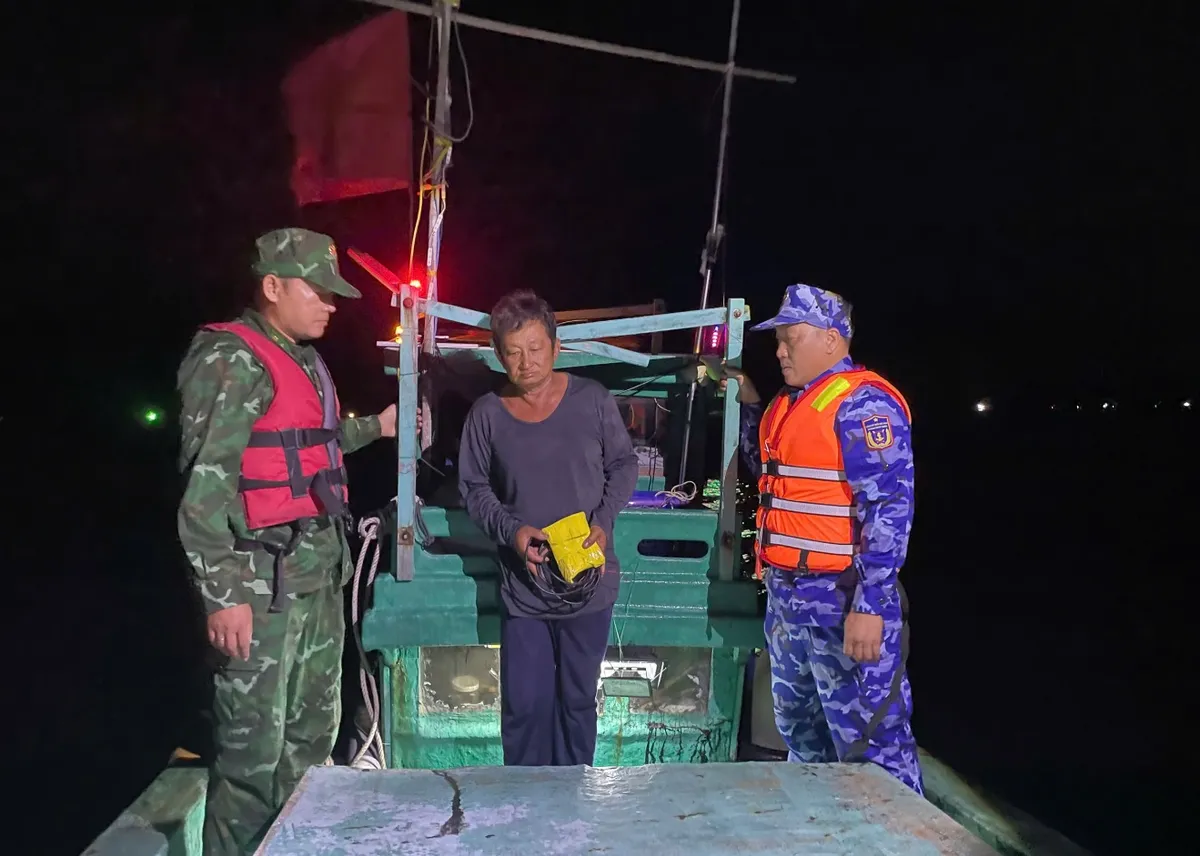 Bắt giữ 2 tàu cá chở thiết bị Giám sát hành trình của tàu cá khác trên biển - Ảnh 1.