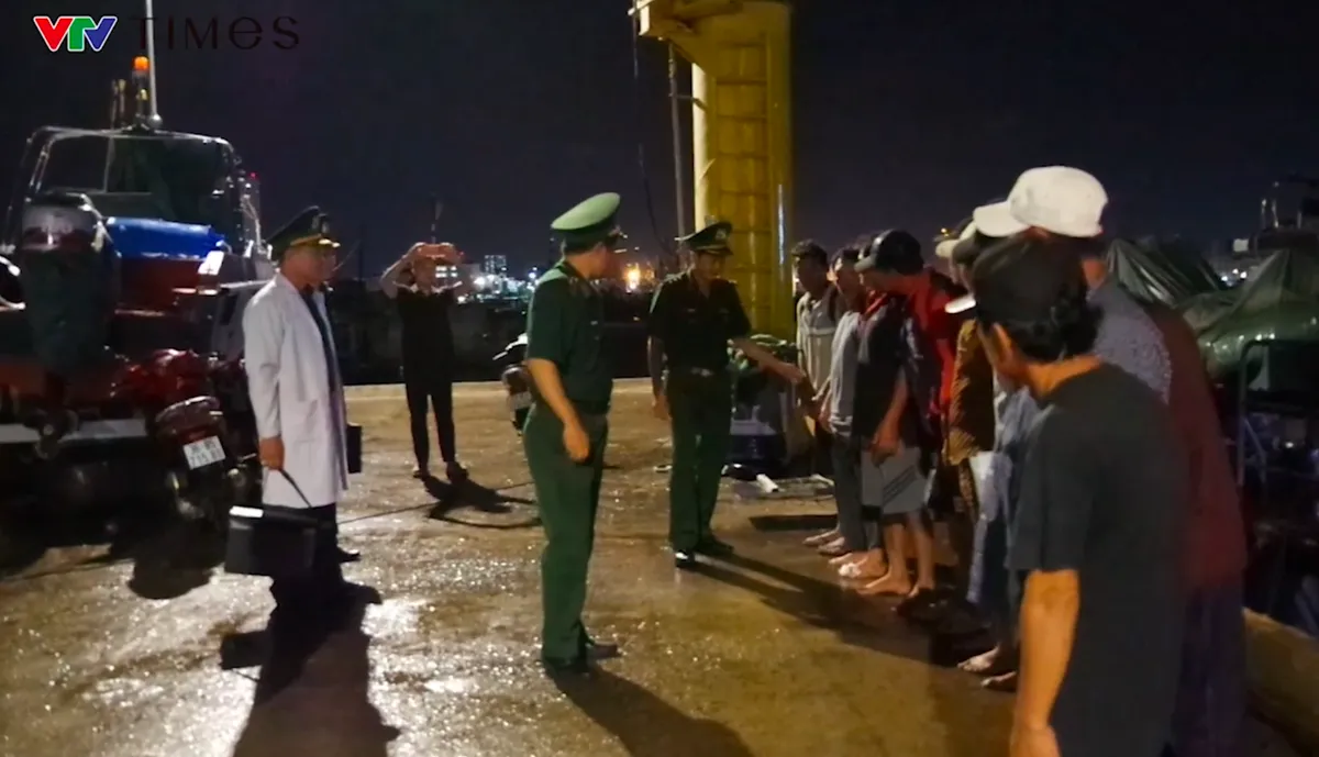 TP Hồ Chí Minh: Kip thời cứu 11 ngư dân gặp nạn trên biển Vũng Tàu - Ảnh 1. TP Hồ Chí Minh: Kip thời cứu 11 ngư dân gặp nạn trên biển Vũng Tàu - Ảnh 1.