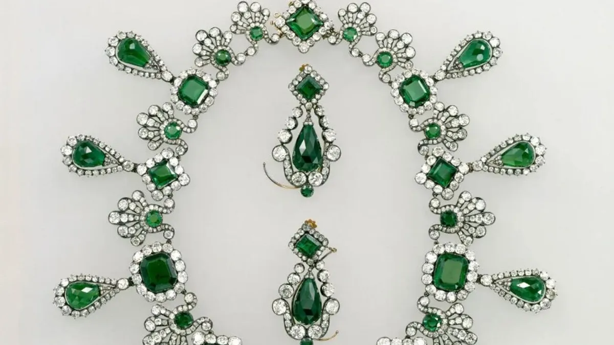 Thêm 2 người bị buộc tội liên quan đến vụ trộm trang sức ở bảo tàng Louvre  - Ảnh 2.