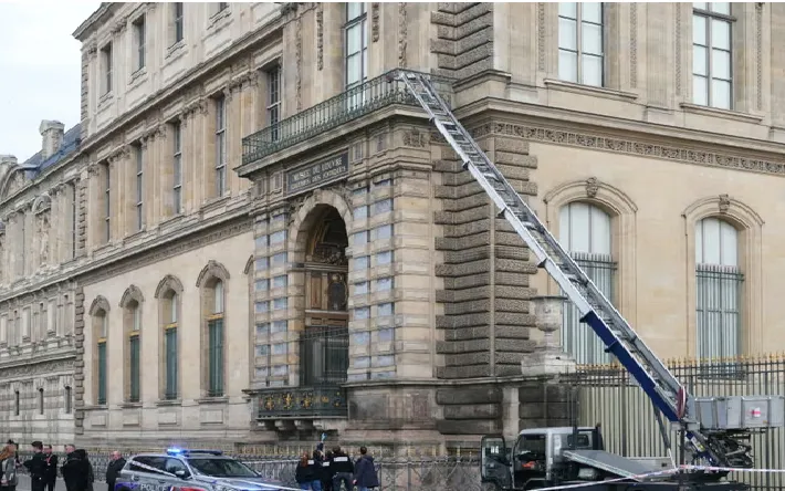 Cảnh sát Pháp bên cạnh thang máy chở đồ nội thất mà bọn cướp đã sử dụng để đột nhập vào bảo tàng Louvre vào ngày 19/10/2025 (Ảnh: AFP/Getty Images)