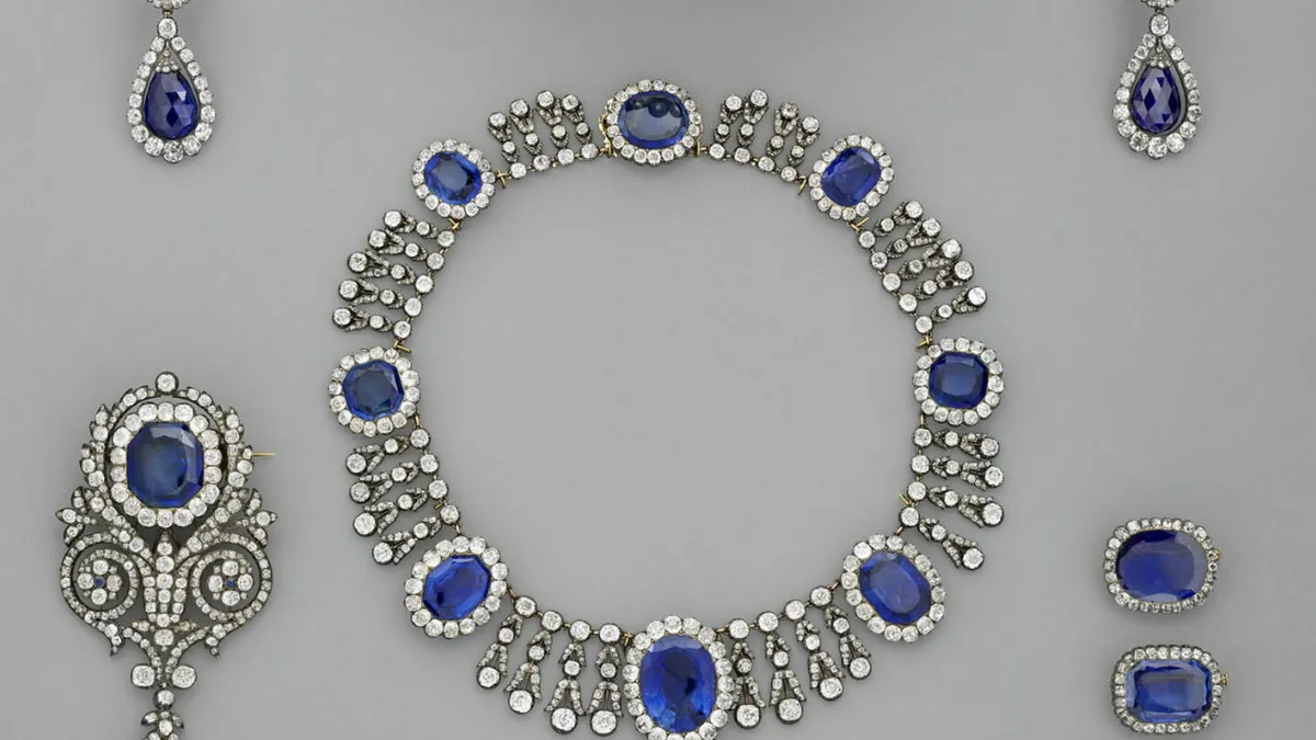 Thêm 2 người bị buộc tội liên quan đến vụ trộm trang sức ở bảo tàng Louvre  - Ảnh 1.