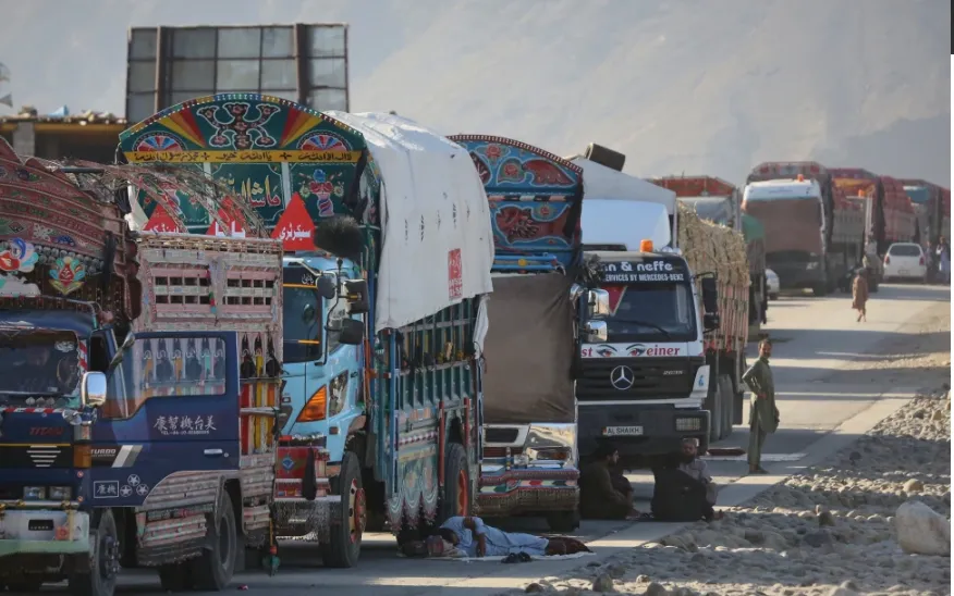 Hàng dài xe tải chở hàng hướng đến Pakistan bị mắc kẹt tại cửa khẩu biên giới Torkham phía Afghanistan, ngày 14/10/2025 (Ảnh: AP)