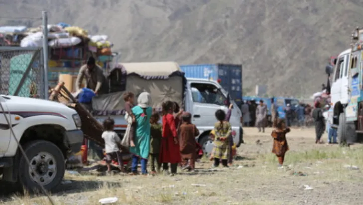 Pakistan mở lại một phần cửa khẩu Torkham cho người tị nạn Afghanistan - Ảnh 1.