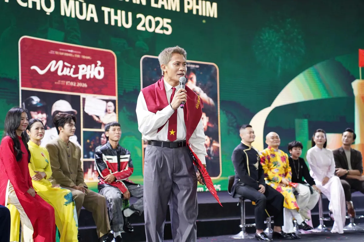 "Sao" Mưa đỏ, Tử chiến trên không, Mùi phở tạo sức nóng tại Hội chợ Mùa Thu 2025- Ảnh 4. "Sao" Mưa đỏ, Tử chiến trên không, Mùi phở tạo sức nóng tại Hội chợ Mùa Thu 2025- Ảnh 4.