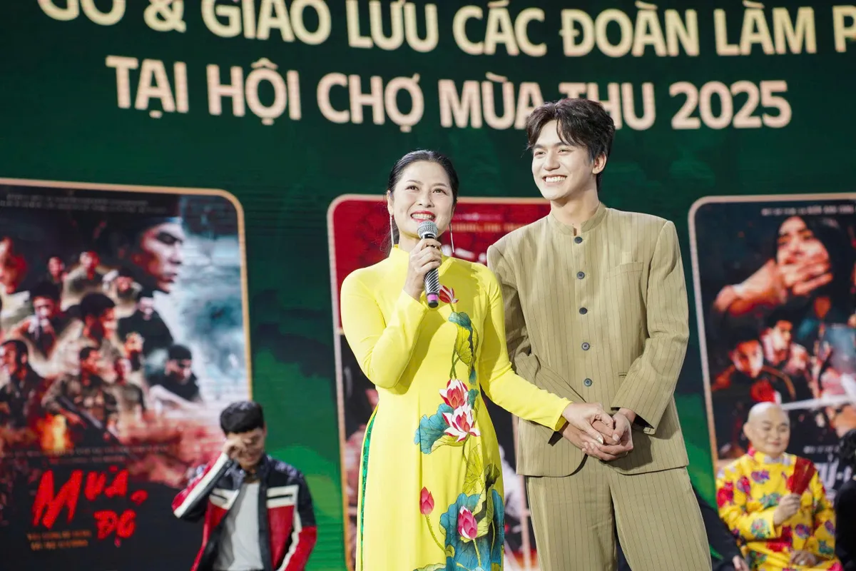 "Sao" Mưa đỏ, Tử chiến trên không, Mùi phở tạo sức nóng tại Hội chợ Mùa Thu 2025- Ảnh 5. "Sao" Mưa đỏ, Tử chiến trên không, Mùi phở tạo sức nóng tại Hội chợ Mùa Thu 2025- Ảnh 5.