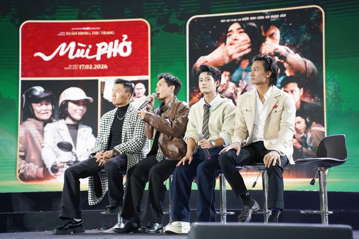 "Sao" Mưa đỏ, Tử chiến trên không, Mùi phở tạo sức nóng tại Hội chợ Mùa Thu 2025- Ảnh 7. "Sao" Mưa đỏ, Tử chiến trên không, Mùi phở tạo sức nóng tại Hội chợ Mùa Thu 2025- Ảnh 7.