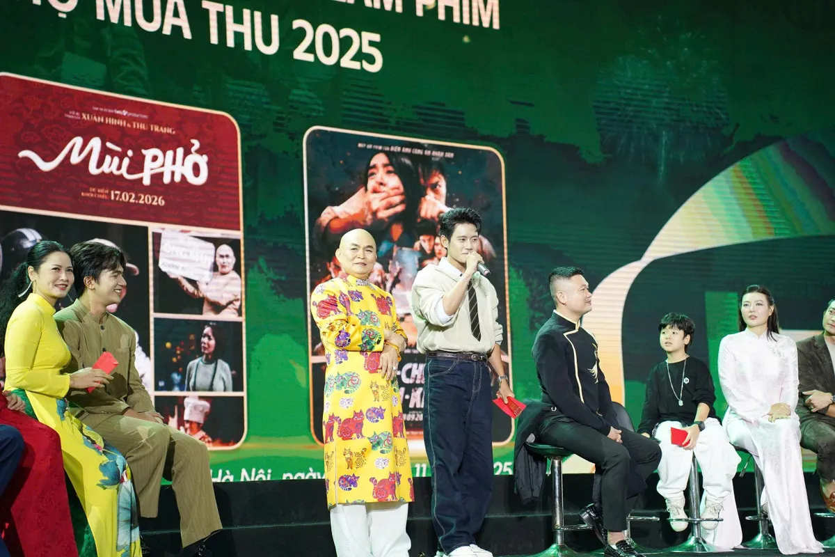 "Sao" Mưa đỏ, Tử chiến trên không, Mùi phở tạo sức nóng tại Hội chợ Mùa Thu 2025- Ảnh 8. "Sao" Mưa đỏ, Tử chiến trên không, Mùi phở tạo sức nóng tại Hội chợ Mùa Thu 2025- Ảnh 8.