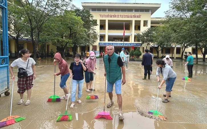 Nước rút, một số trường đã dọn dẹp vệ sinh từ ngày 30/10. Ảnh: Huế Ngày Nay 
