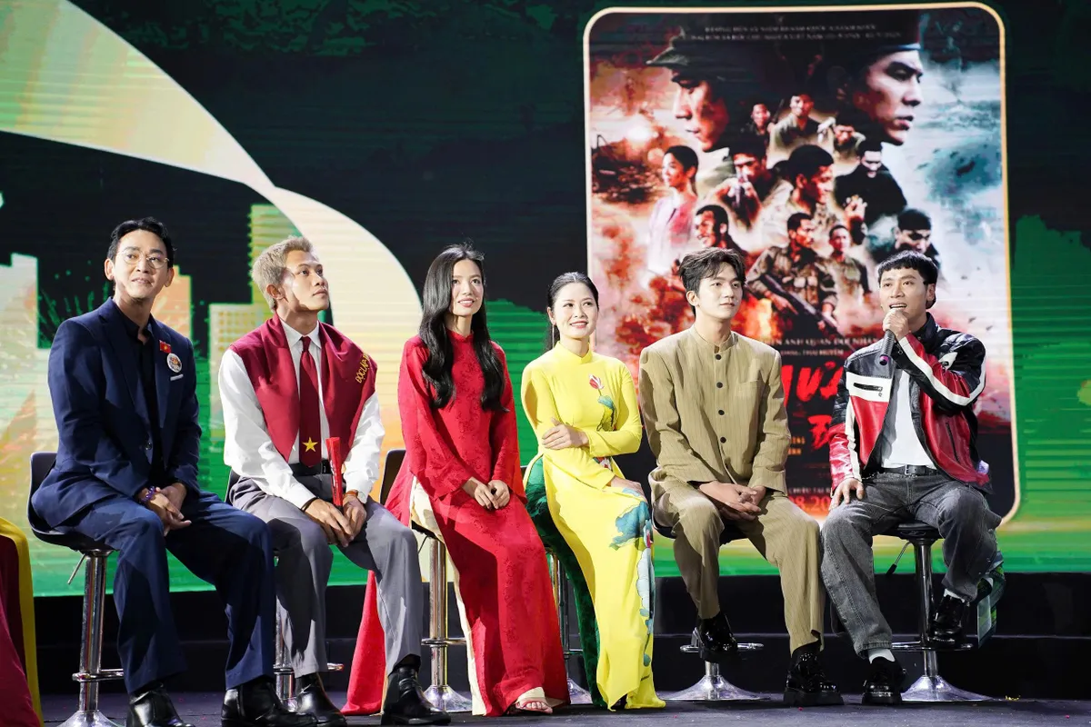 "Sao" Mưa đỏ, Tử chiến trên không, Mùi phở tạo sức nóng tại Hội chợ Mùa Thu 2025- Ảnh 3. "Sao" Mưa đỏ, Tử chiến trên không, Mùi phở tạo sức nóng tại Hội chợ Mùa Thu 2025- Ảnh 3.