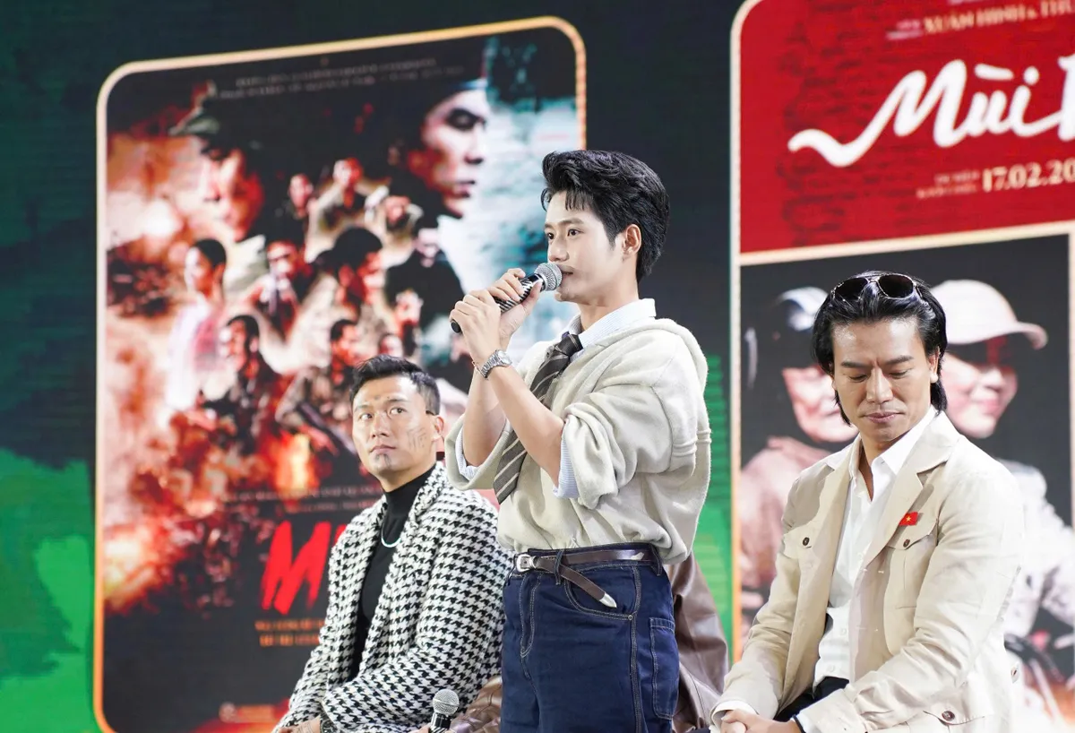 "Sao" Mưa đỏ, Tử chiến trên không, Mùi phở tạo sức nóng tại Hội chợ Mùa Thu 2025- Ảnh 6. "Sao" Mưa đỏ, Tử chiến trên không, Mùi phở tạo sức nóng tại Hội chợ Mùa Thu 2025- Ảnh 6.