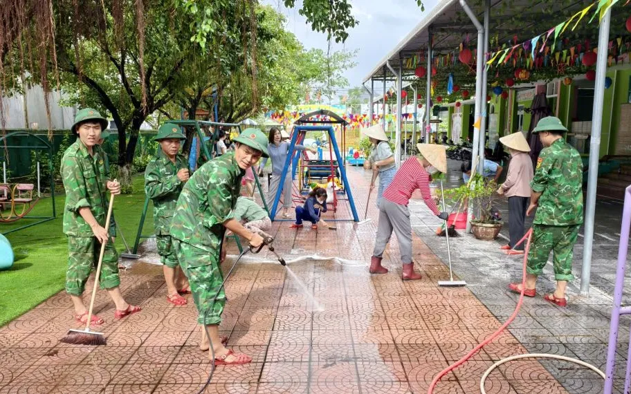 Đồn Biên phòng Phong Hải giúp người dân dọn dẹp vệ sinh. (Ảnh: QĐND) 