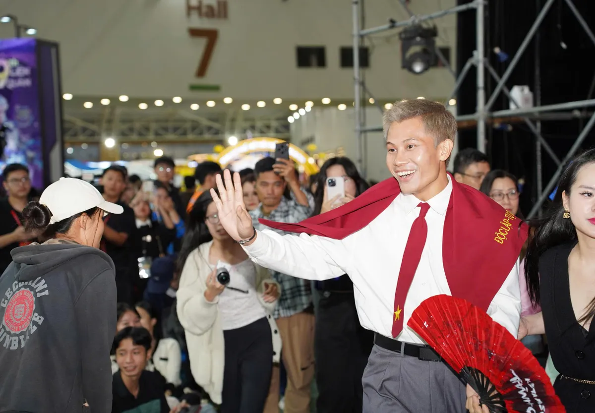 "Sao" Mưa đỏ, Tử chiến trên không, Mùi phở tạo sức nóng tại Hội chợ Mùa Thu 2025- Ảnh 2. "Sao" Mưa đỏ, Tử chiến trên không, Mùi phở tạo sức nóng tại Hội chợ Mùa Thu 2025- Ảnh 2.