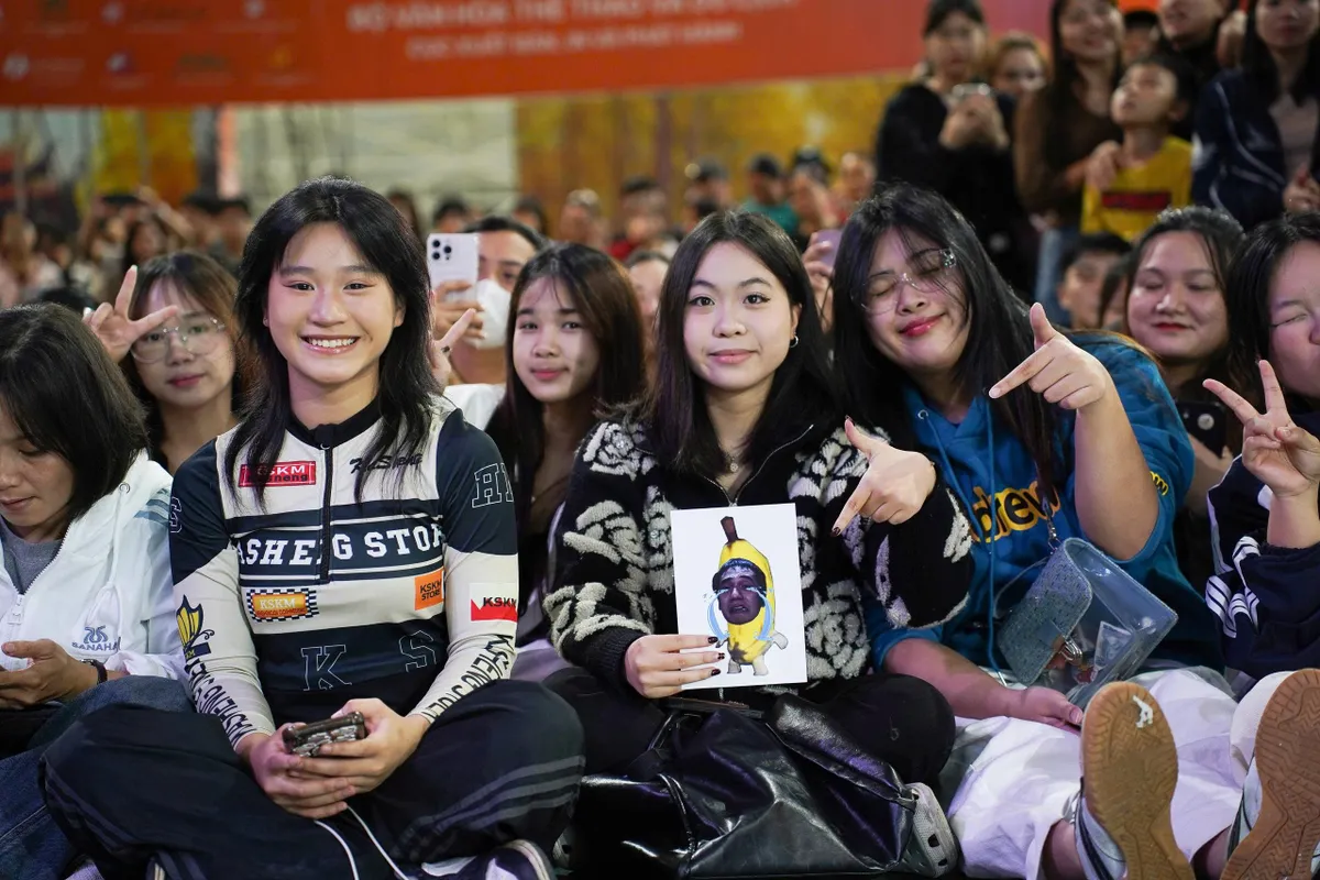 "Sao" Mưa đỏ, Tử chiến trên không, Mùi phở tạo sức nóng tại Hội chợ Mùa Thu 2025- Ảnh 1. "Sao" Mưa đỏ, Tử chiến trên không, Mùi phở tạo sức nóng tại Hội chợ Mùa Thu 2025- Ảnh 1.