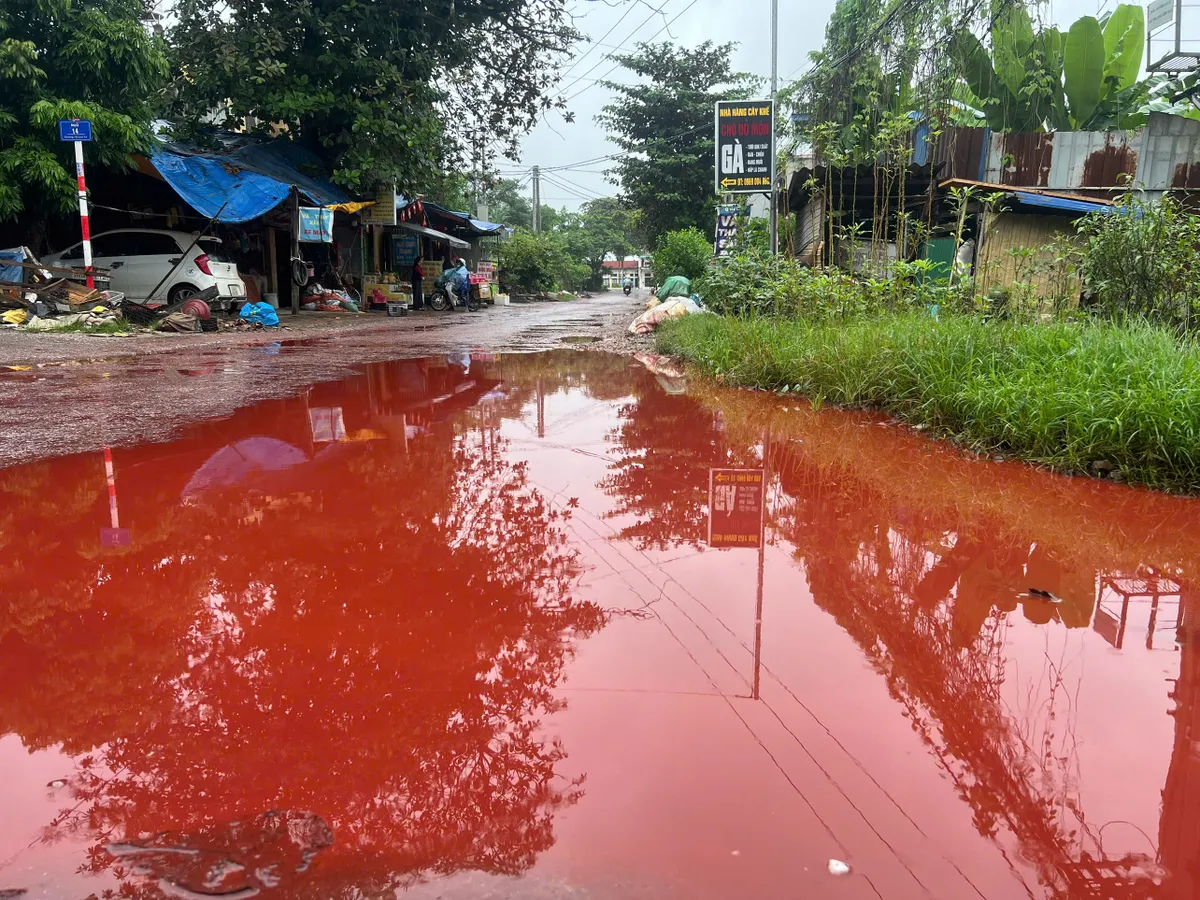 Chất lỏng màu đỏ nghi là quặng phủ kín mặt đường ở Thái Nguyên - Ảnh 1.