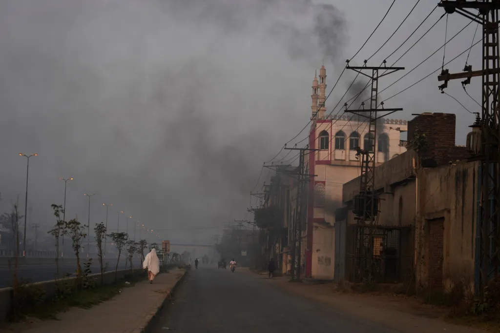 Pakistan chìm trong ô nhiễm không khí nghiêm trọng- Ảnh 1.
