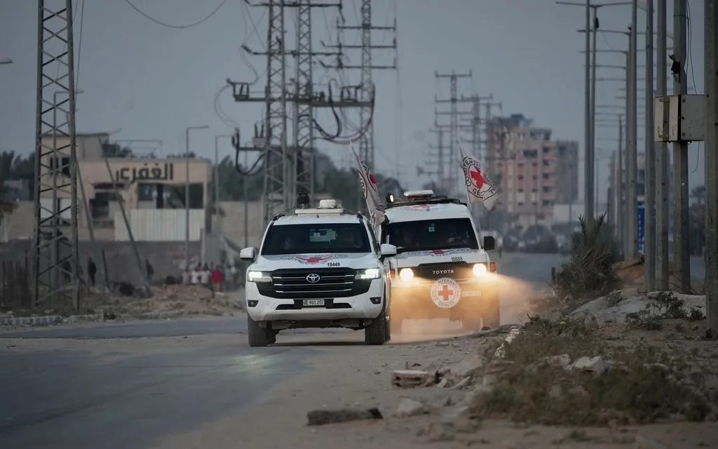 Xe của Hội Chữ thập đỏ chở thi thể 2 người được cho là con tin đã chết do Hamas bàn giao, ngày 30/10/2025 (Ảnh: AP)