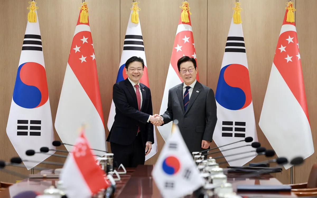 Thủ tướng Singapore (trái) bắt tay Tổng thống Hàn Quốc tại Văn phòng Tổng thống ở Seoul, Hàn Quốc, ngày 2/11/2025 (Ảnh: AP)