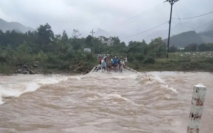 Khu vực chị H.T.V bị nước lũ cuốn trôi, mất tích (Ảnh: NLĐ)