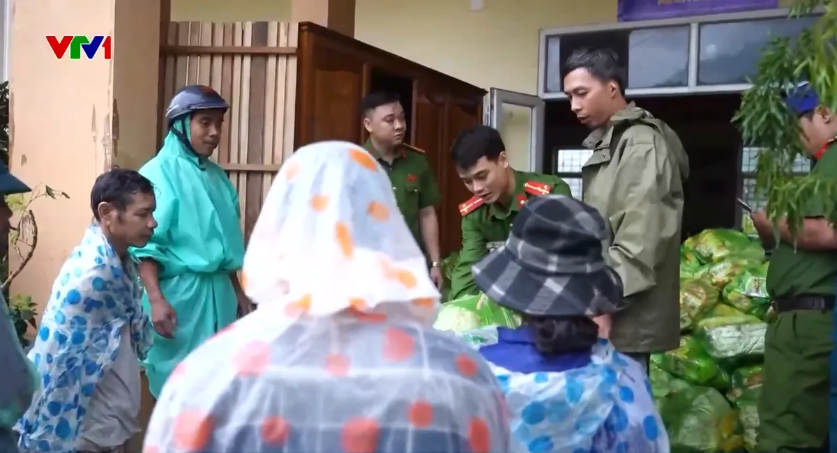 Công an, dân quân băng rừng, cõng lương thực tiếp tế cho người dân vùng sạt lở Đà Nẵng - Ảnh 2.