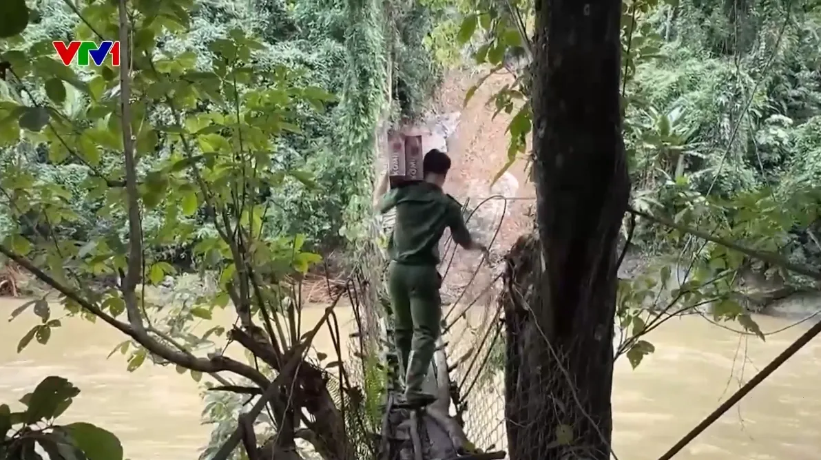 Công an, dân quân băng rừng, cõng lương thực tiếp tế cho người dân vùng sạt lở Đà Nẵng - Ảnh 1.